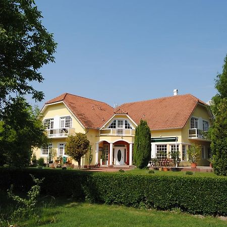 Villa Hedi Dunakiliti Extérieur photo