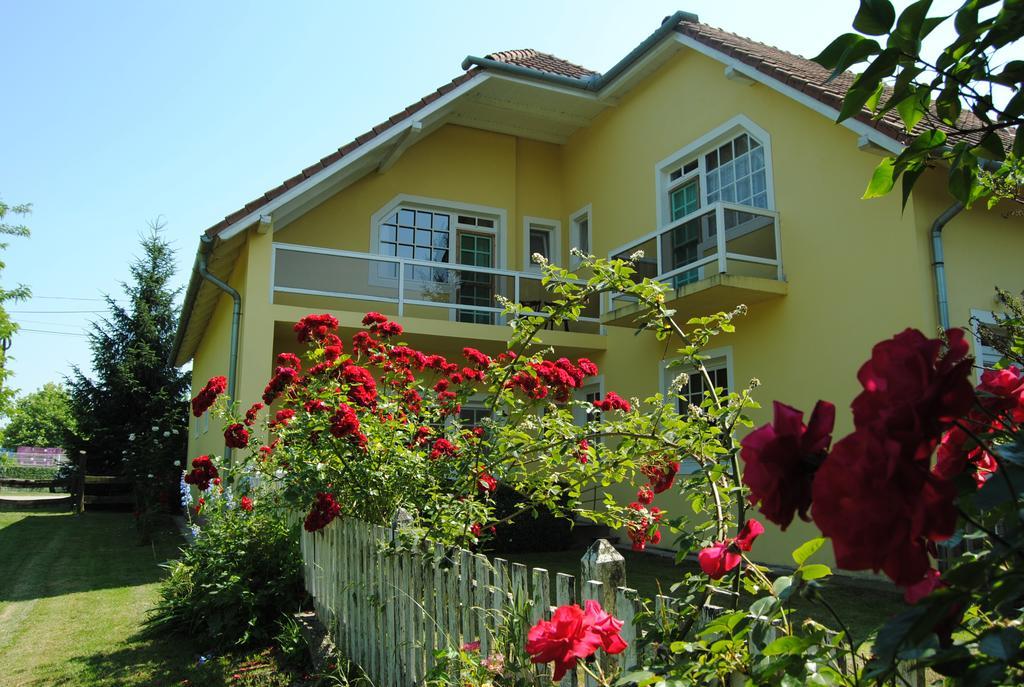 Villa Hedi Dunakiliti Extérieur photo