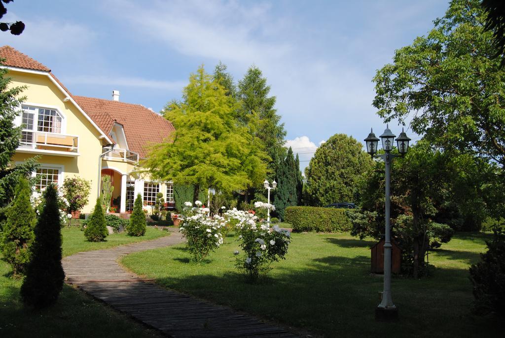 Villa Hedi Dunakiliti Extérieur photo